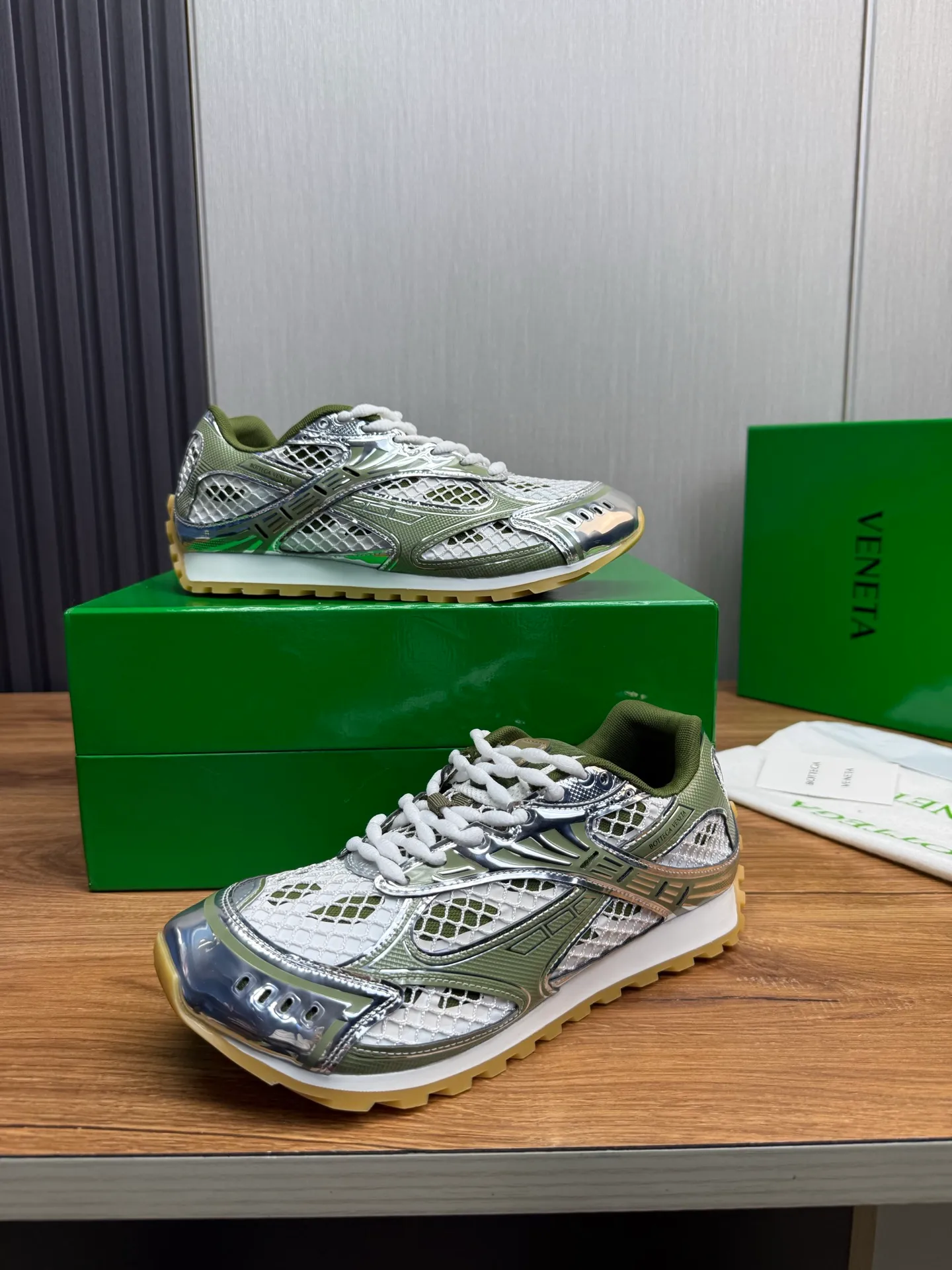 Men's men's shoes 💰620💰 BV top version 𝘽𝙊𝙏𝙏𝙀𝙂𝘼 𝙑𝙀𝙉𝙀𝙏𝘼 Orbit sneakers Wang Yibo same style couple style dad shoes 🩷💚 Runner sneakers, made of lightweight technical mesh fabric. Features a geometric patterned rubber outsole. Pay attention to the package craftsmanship ❕ High version shipping ❗️ Very nice, durable to play with and durable to make ✔️ Standard version 💯💯 The outsole is made of color-blocked TPU outsole. Women’s model 35-41 (40 41 customized) Men’s model 39-46 (45.46 customized) Equipped with original packaging